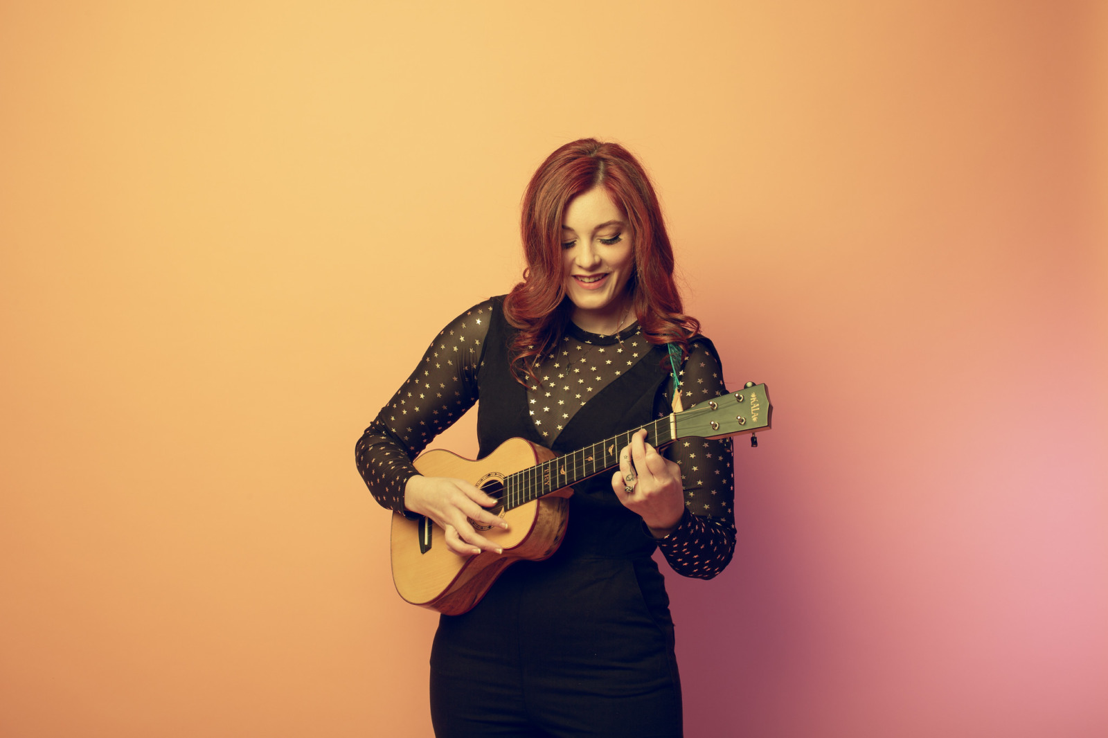 Mandy Harvey holding a guitar